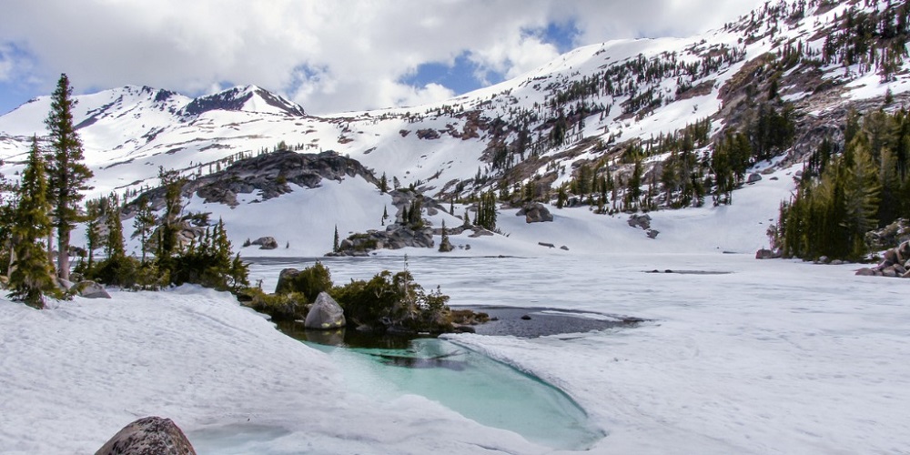 SAR Teams Rescue Snowboarder Who Fell a Hundred Feet Down Skyscraper Glacier